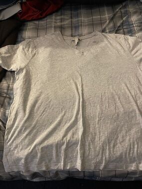 Forever 21 Men's Heather Gray V-Neck Short Sleeve Tee